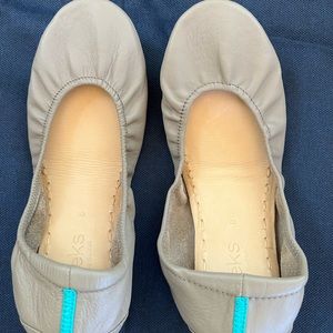 Size 8 Taupe Tieks